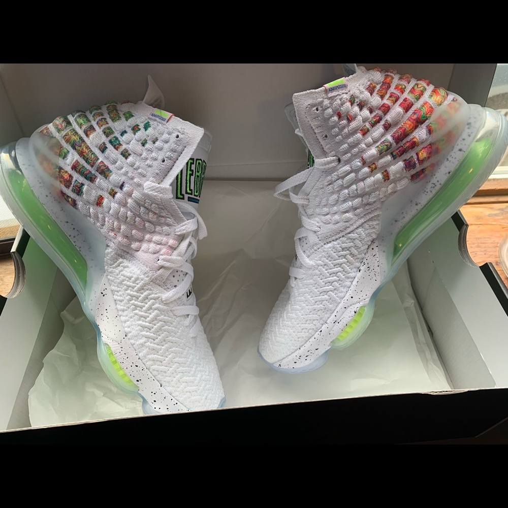 LeBron xvii sneakers women’s size 8.5 men’s 7